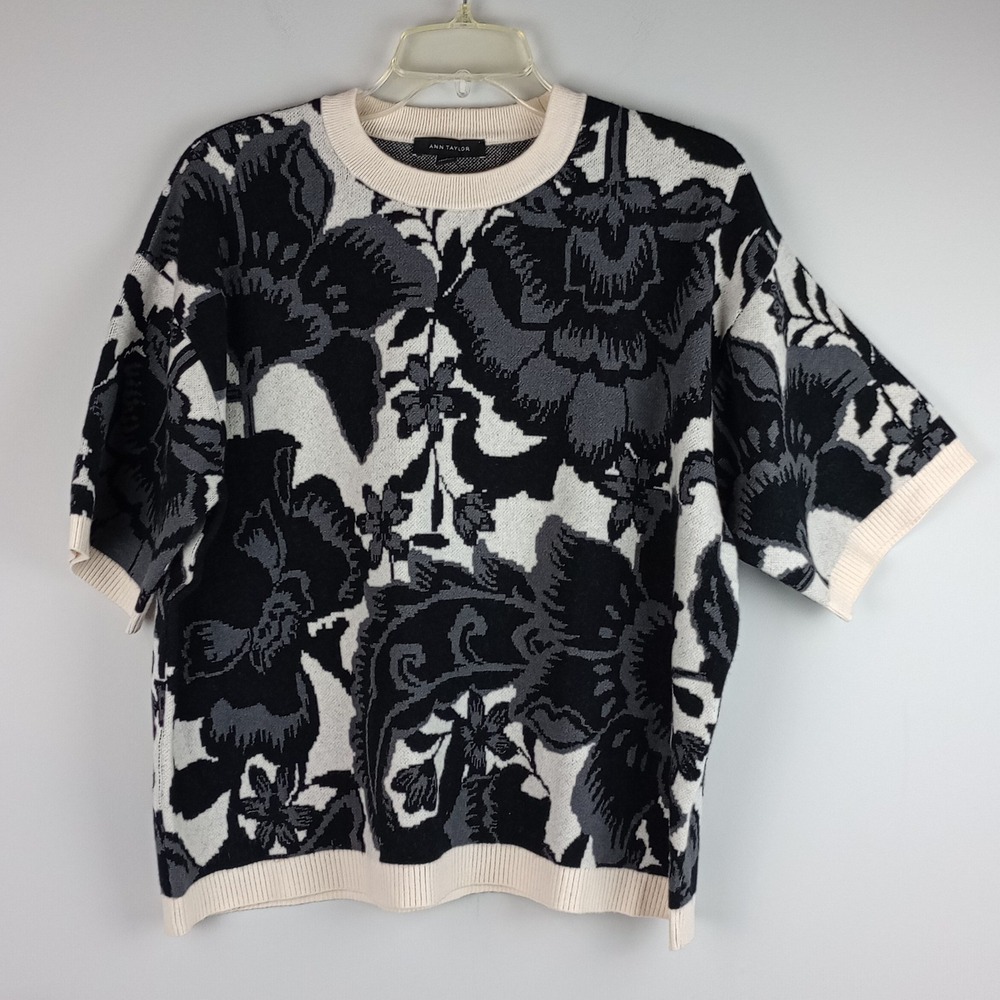 Ann Taylor Womens L Black Floral Short Sleeve Knit Crewneck Casual Sweater Top